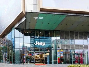 Pengiriman solusi tampilan layar iklan dalam ruangan tentang pusat penemuan J...